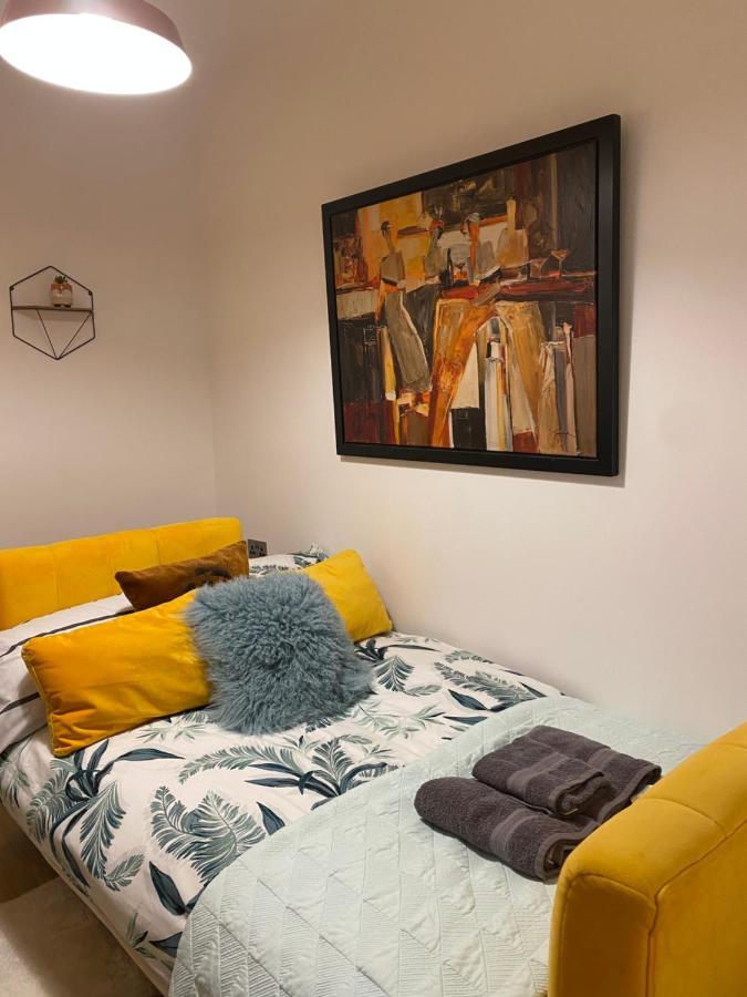 Apartmán Lovely 3 Bed With Jacuzzi, Close To Airport, Driveway, Wifi Edinburgh Exteriér fotografie